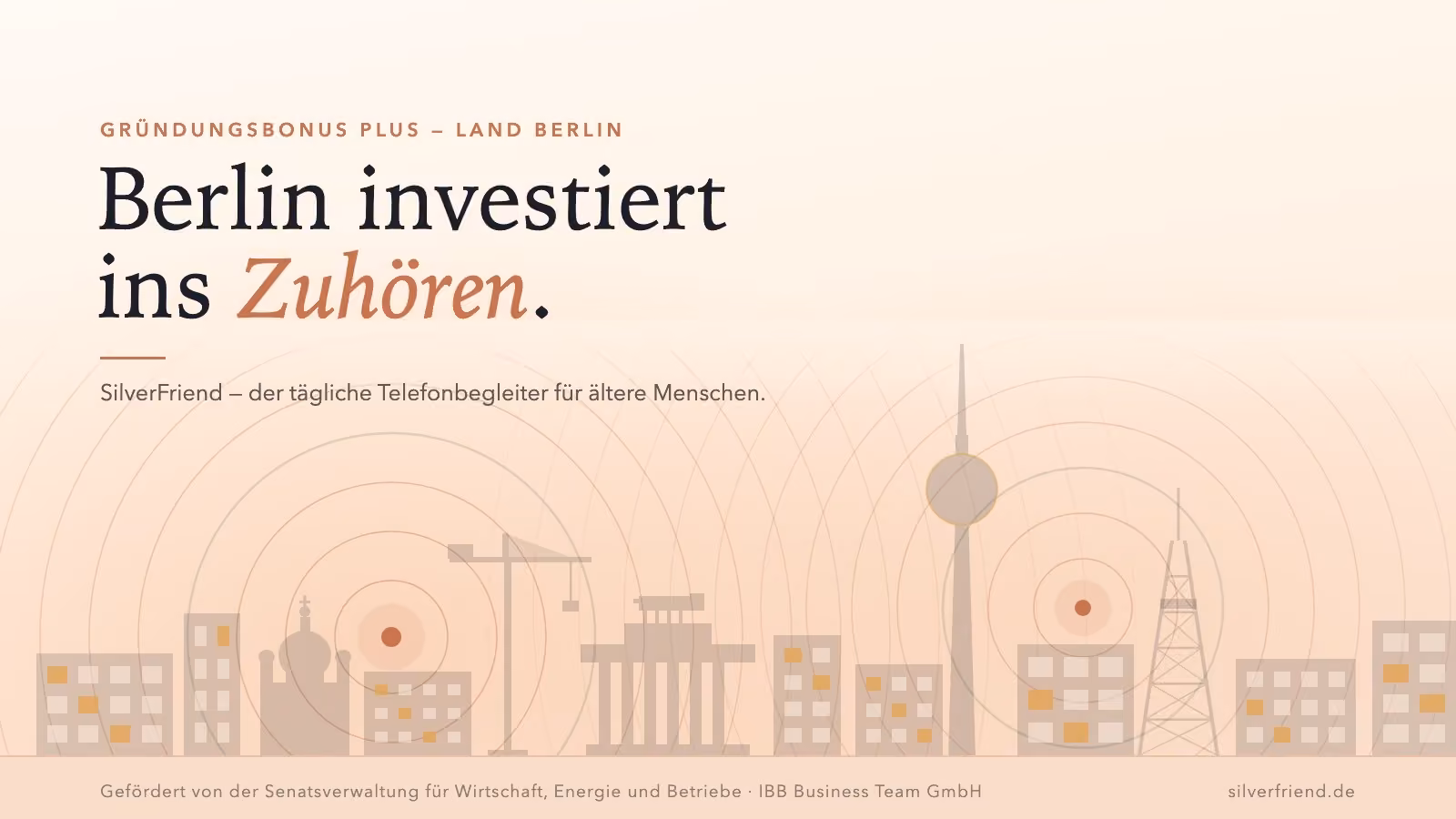 Berliner Silhouette mit Fernsehturm, Brandenburger Tor und Baukran, darüber zwei ineinanderlaufende Gesprächswellen — SilverFriend, täglicher Telefonbegleiter für Senioren, gefördert im GründungsBONUS Plus des Landes Berlin.