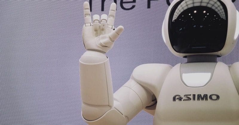 Älterer Mann nutzt moderne Technologie mit Freude