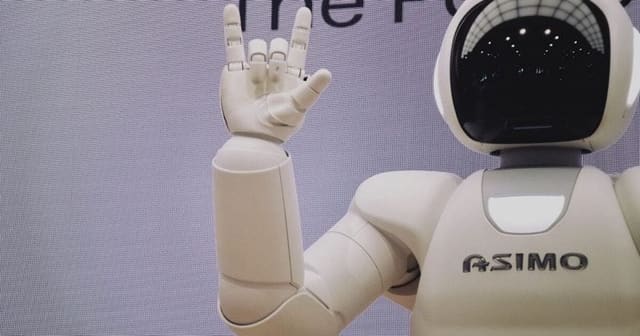 Älterer Mann nutzt moderne Technologie mit Freude