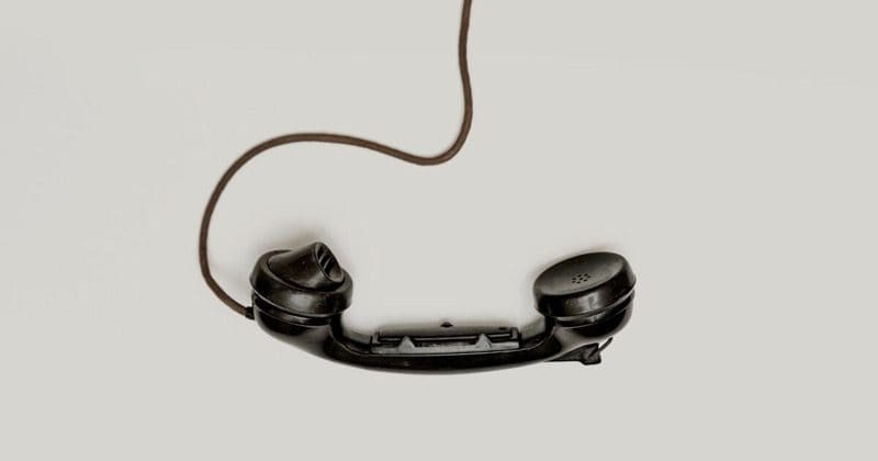 Persona mayor hablando por teléfono con una sonrisa