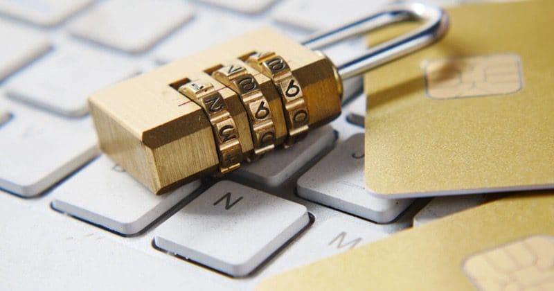 Escudo de seguridad digital protegiendo datos de personas mayores - cuidado con IA conforme al RGPD