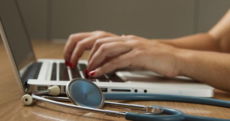 Moderne Technologie und künstliche Intelligenz als Hilfe für ältere Menschen im Alltag